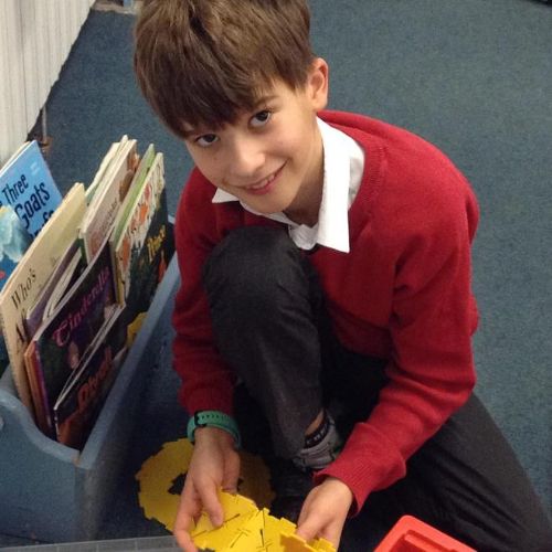 Identifying 2D faces on 3D shapes